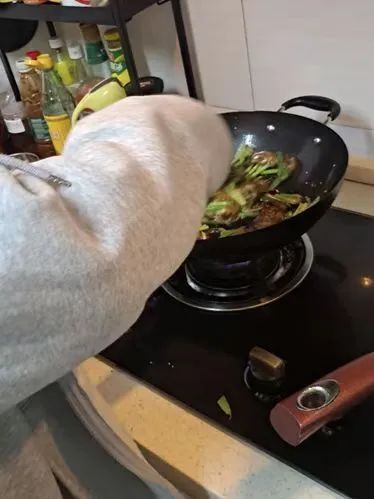 6873